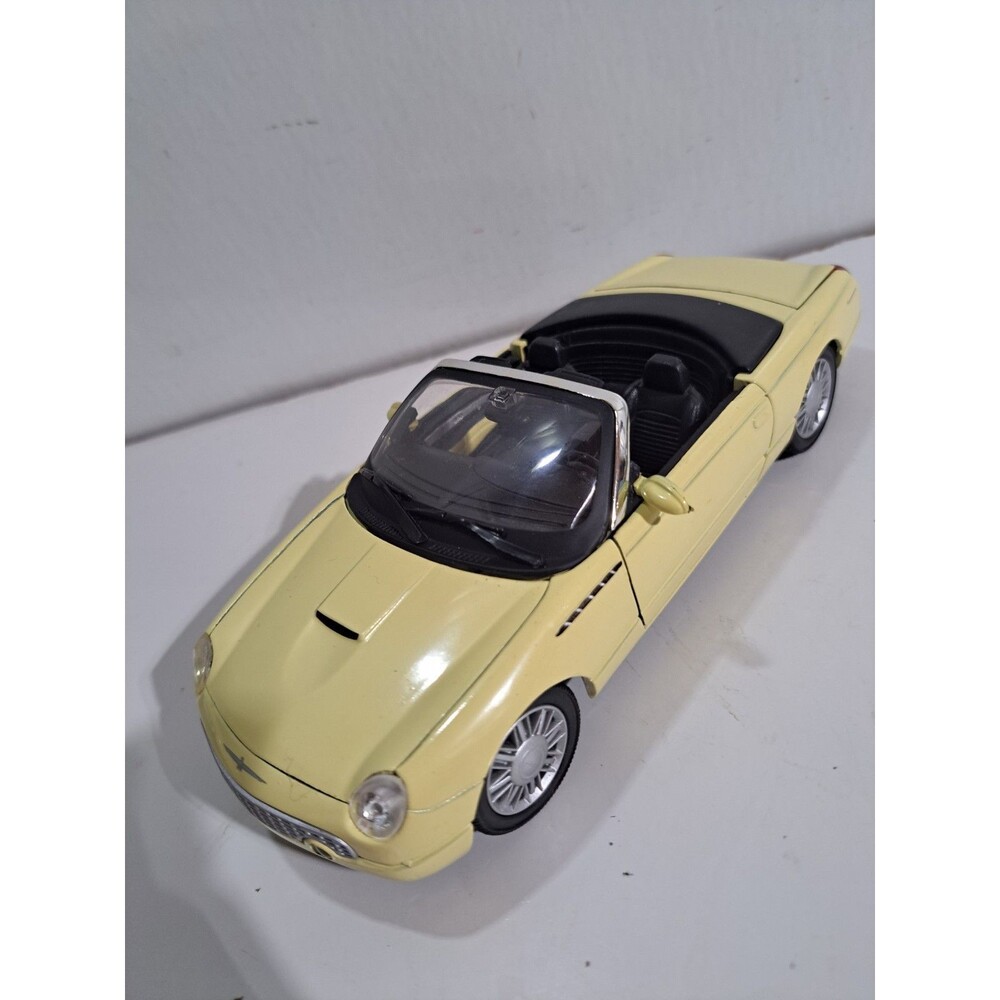 Redbox 1:24 Die Cast 2000 Ford Thunderbird Convertible Sports Car